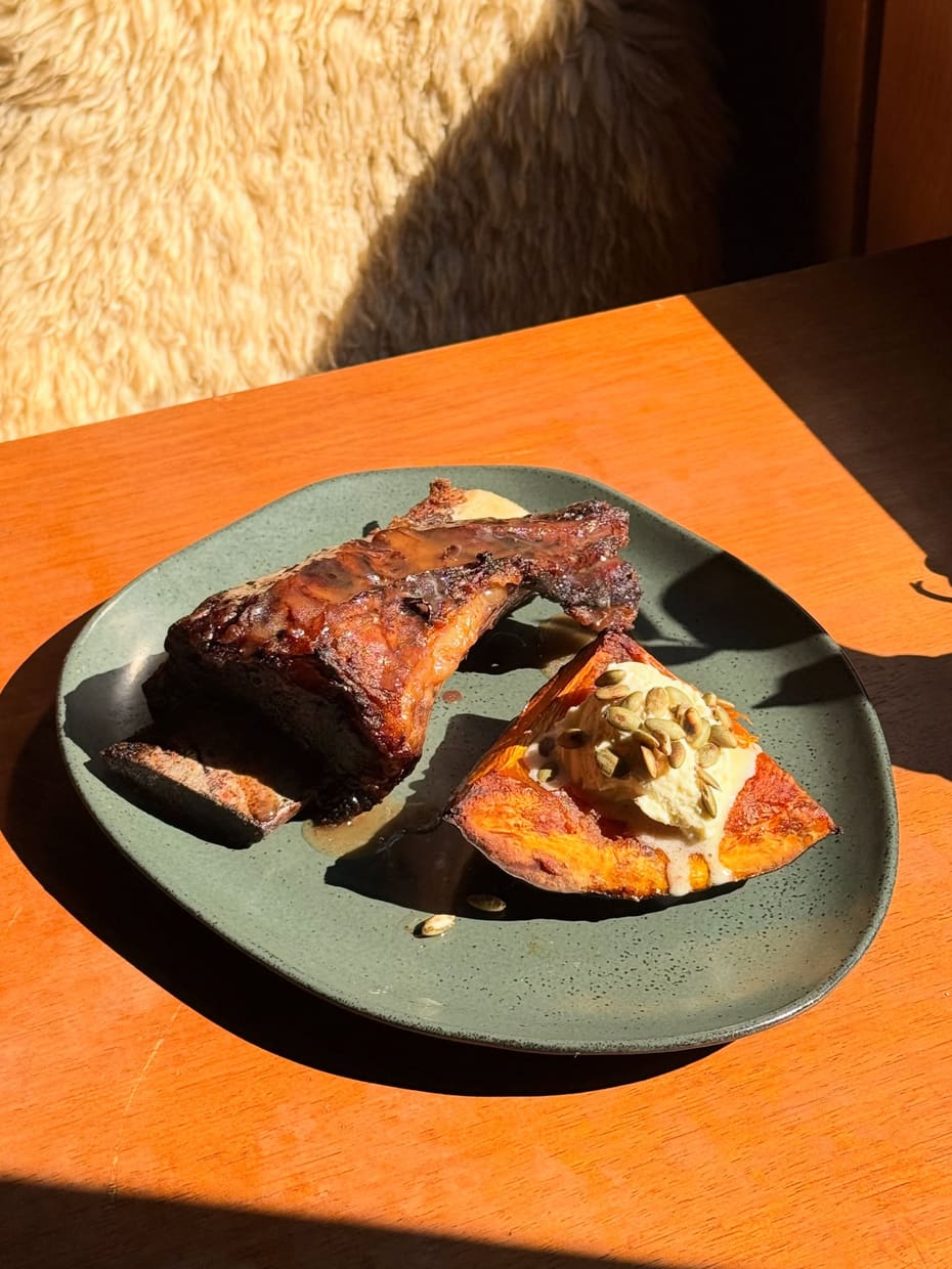 Prato servido na mesa de madeira