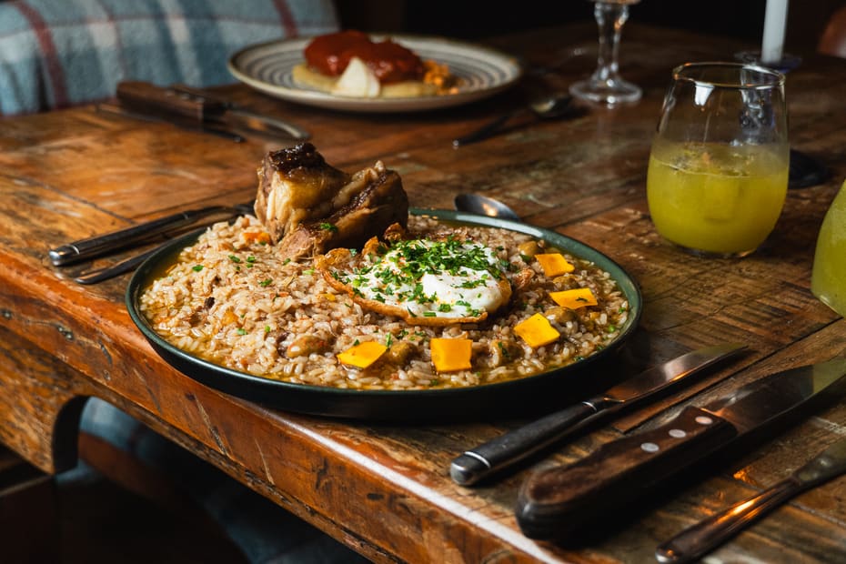 Arroz caldoso de costela na mesa de madeira