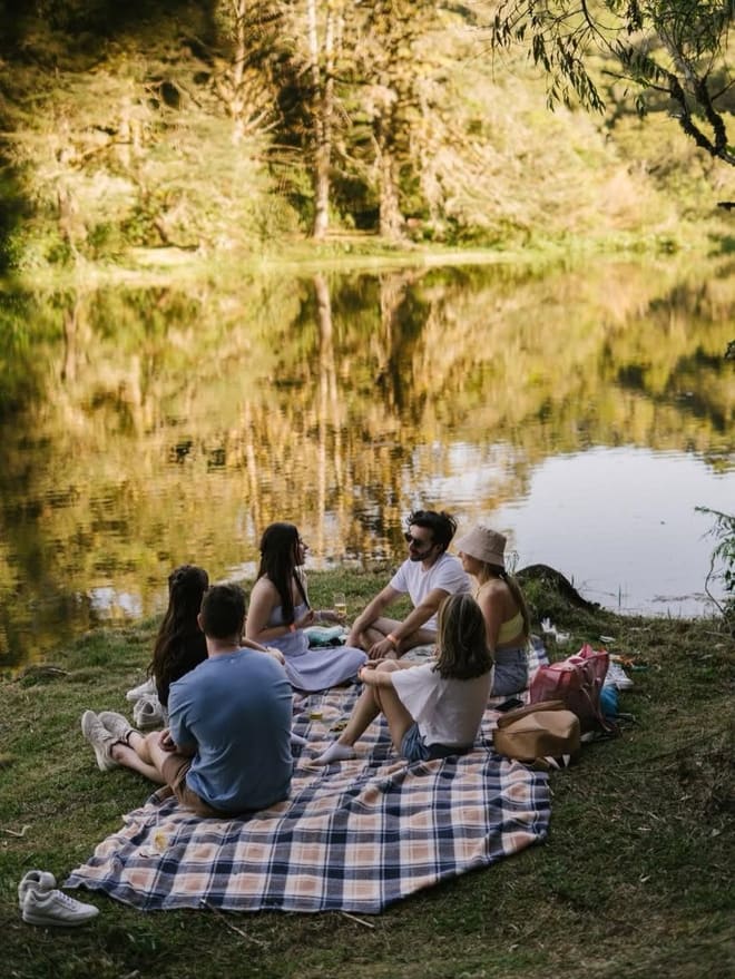 Família à beira do lago