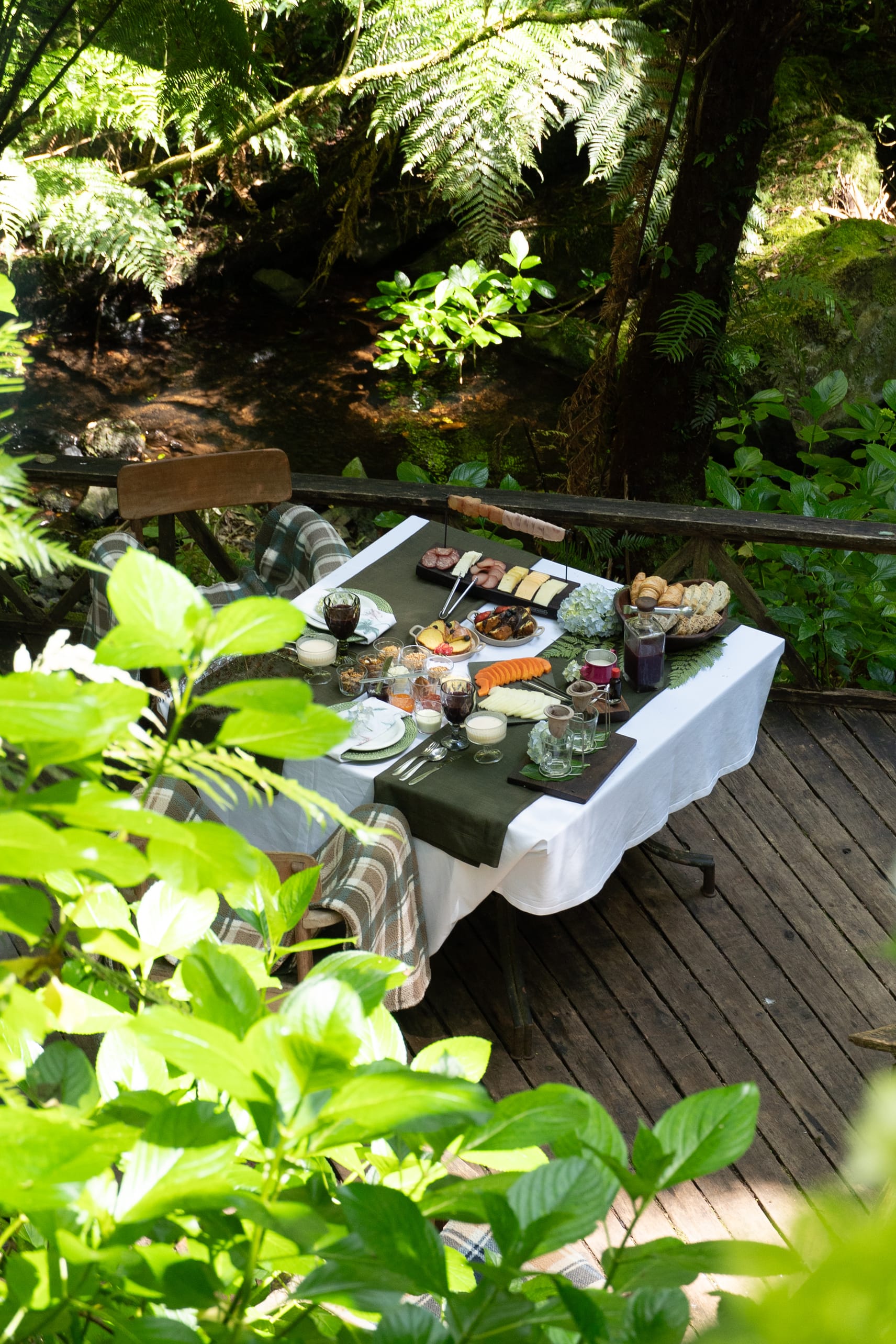 Café da manhã servido diante da Cachoeira Oxum