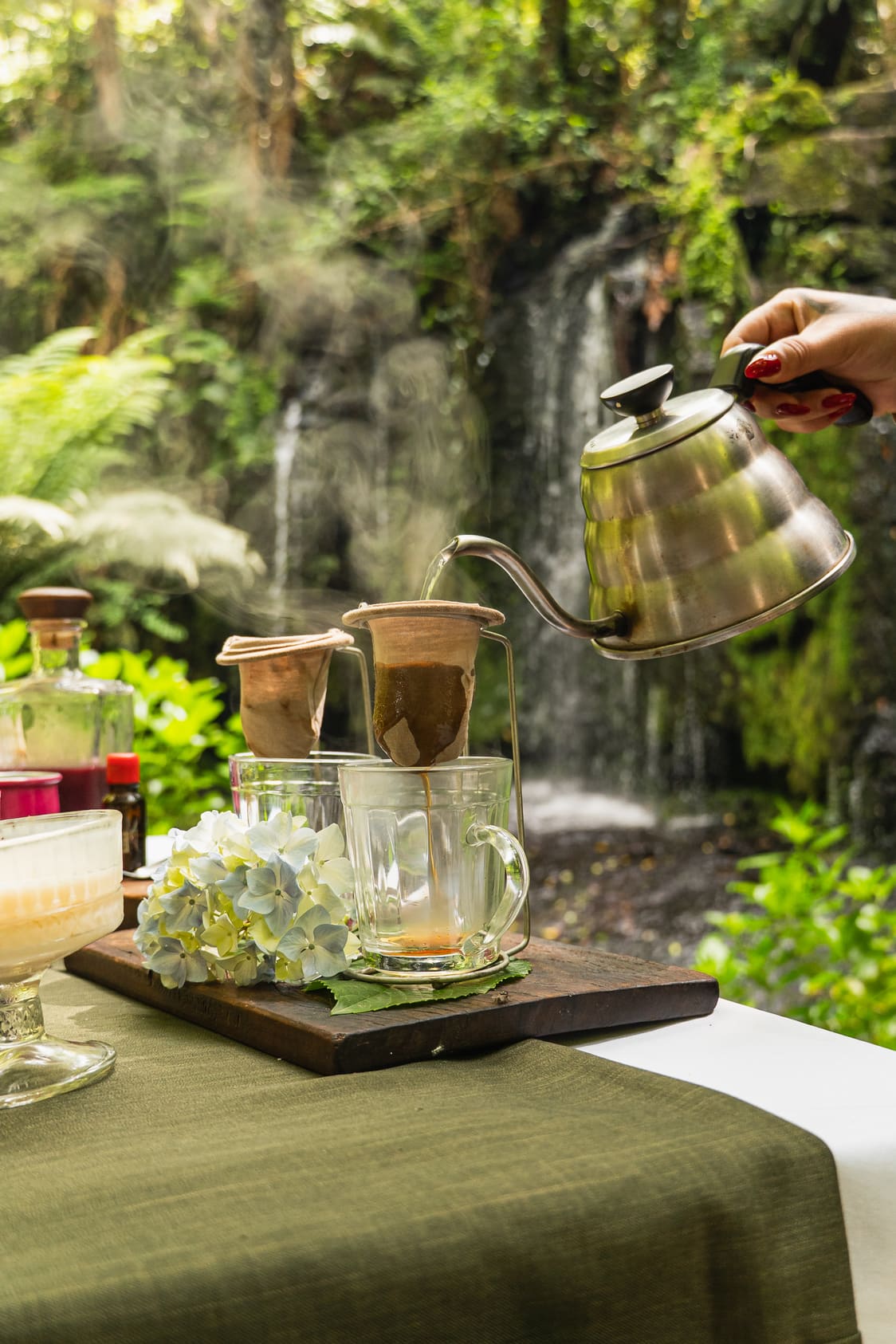 Café passado na hora, diante da queda d'água