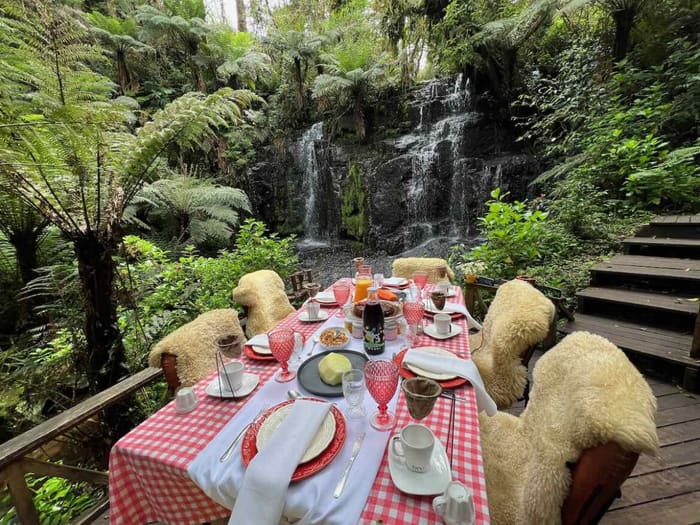 Café servido diante da Cachoeira Oxum