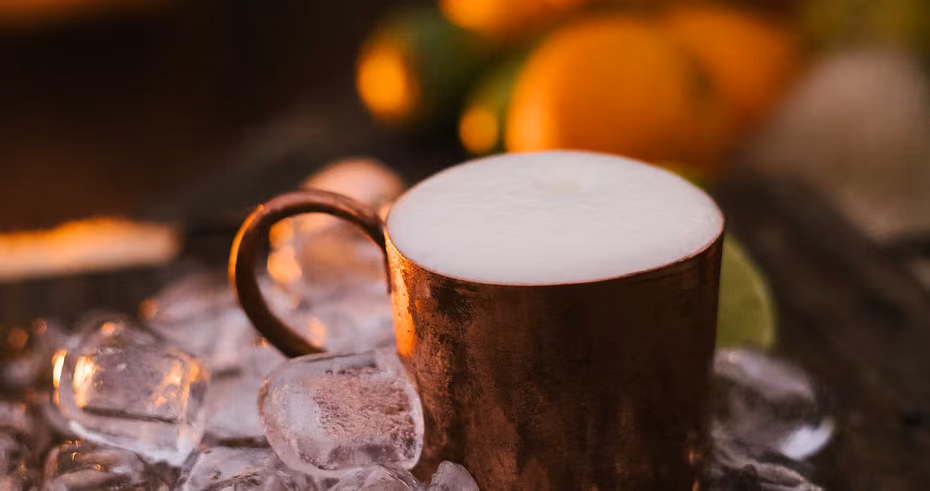 Drink gelado na caneca de cobre
