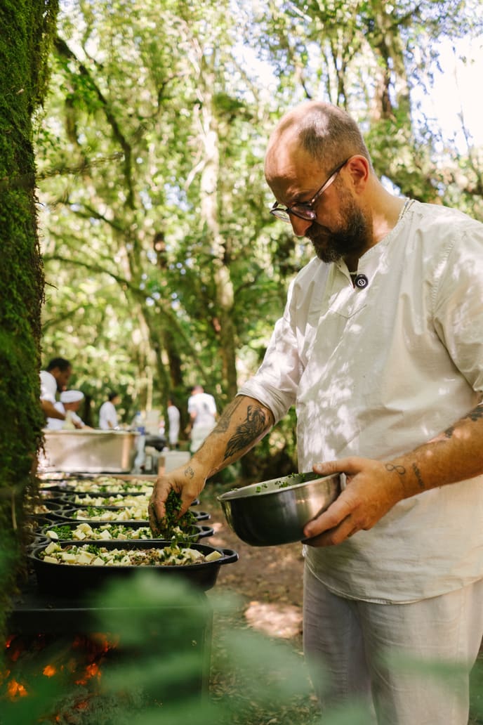 O chef finalizando os pratos na mata