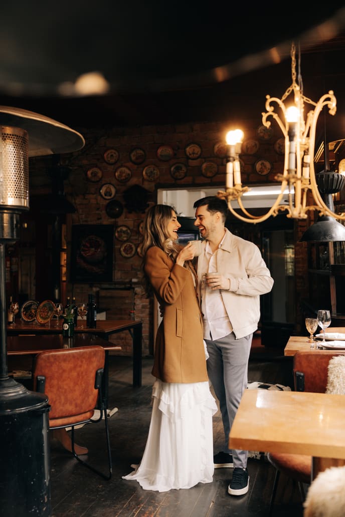 O casal com café no salão do Ana Terra