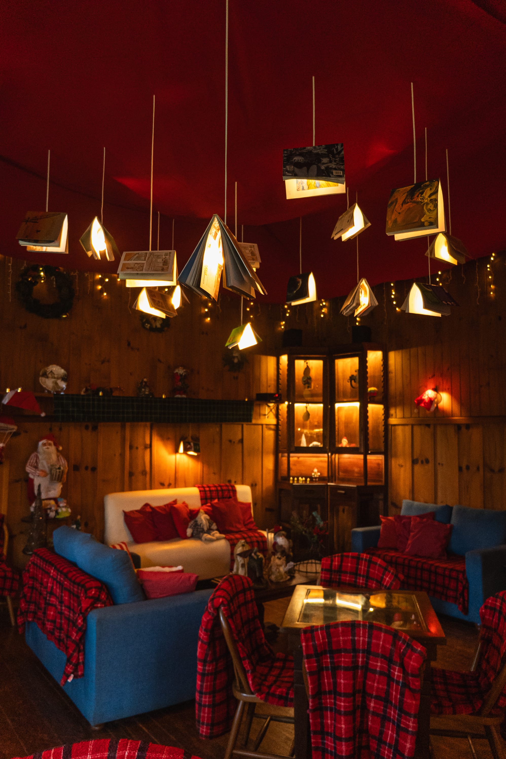 O salão decorado com luminárias de livro