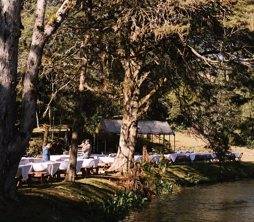 Mesa de evento à beira do lago