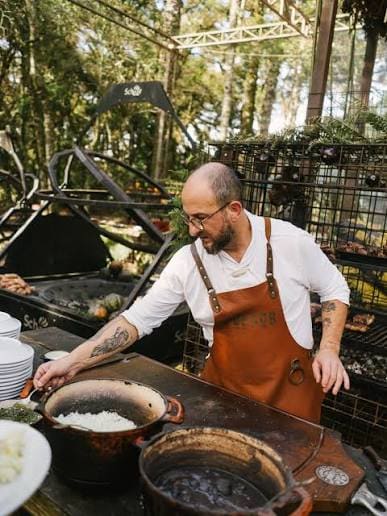 O chef na estação de fogo