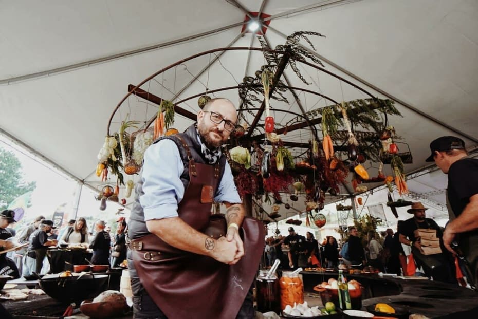 O chef sob a lona do A Ferro e Fogo